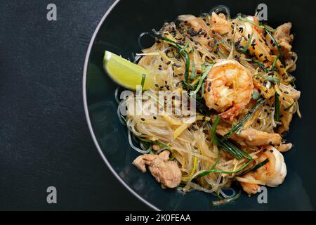 Vermicelles de riz aux crevettes, à la viande et aux épices Banque D'Images