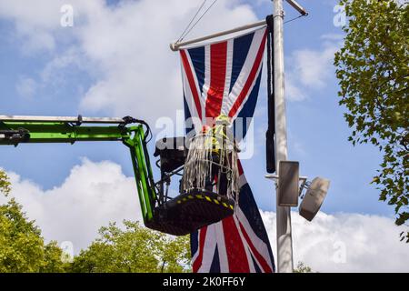 Londres, Royaume-Uni. 11th septembre 2022. Les travailleurs installent les jacks syndicaux le long du centre commercial menant au palais de Buckingham à la suite du décès de la reine Elizabeth II La Reine est décédée sur 8 septembre, âgé de 96 ans. (Image de crédit : © Vuk Valcic/SOPA Images via ZUMA Press Wire) Banque D'Images