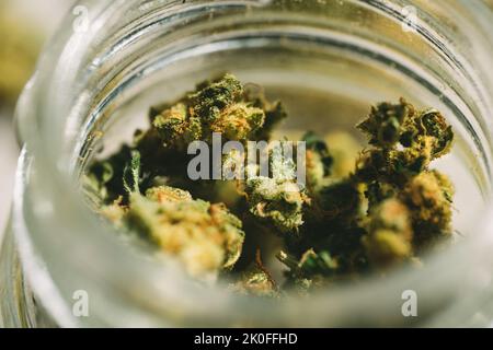 Gros plan de la marijuana médicale ou des boutons de fleurs de cannabis dans un pot en verre Banque D'Images