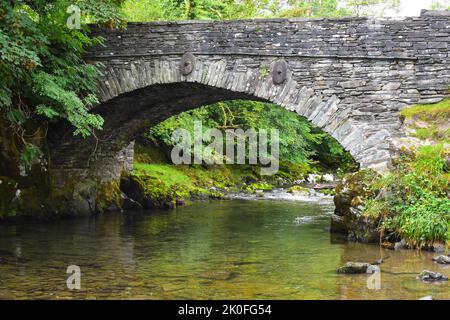 Vieux pont en pierre sur Great Langdale Beck à Elterwater, parc national Lake District, Cumbria, Angleterre, Royaume-Uni, Grande-Bretagne Banque D'Images