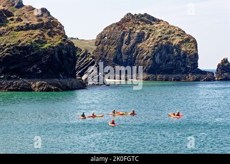 Kayak dans le port historique de Million Cove à Mounts Bay Cornwall Angleterre. 13th août 2022. Million Cove ou Porth Mellin - port à l'ouest c Banque D'Images