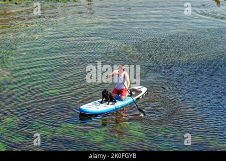 Kayak dans le port historique de Million Cove à Mounts Bay Cornwall Angleterre. 13th août 2022. Million Cove ou Porth Mellin - port à l'ouest c Banque D'Images