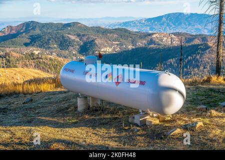 Réservoir de gaz inflammable au propane avec arrière-plan de montagnes par une journée ensoleillée. Un panneau d'interdiction de fumer est imprimé sur le réservoir vu à l'extérieur du mont Lemmon Ari Banque D'Images