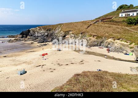 Polurian Beach, Million, Cornouailles, Angleterre, Royaume-Uni. 13th août 2022. La célèbre plage de Polurian Cove sur la côte ouest du Lizard P. Banque D'Images