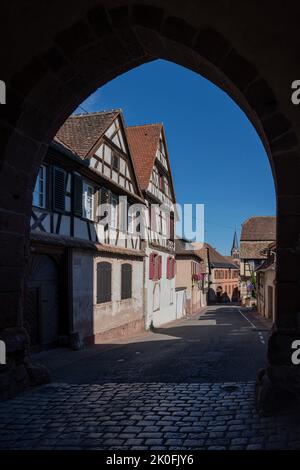 Vue sur les maisons alsaciennes traditionnelles depuis la porte d'entrée de la tour haute Banque D'Images