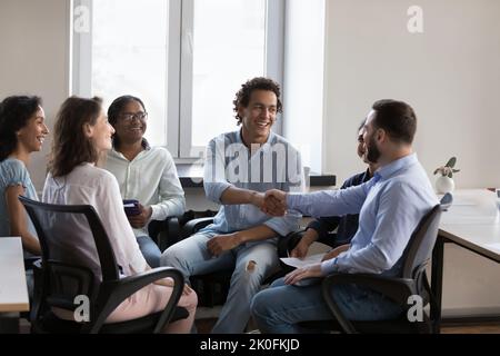 Des collègues heureux se serrant la main, exprimant la reconnaissance, la reconnaissance, la gratitude Banque D'Images