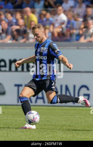 Teun Koopmeiners, milieu de terrain hollandais d'Atalanta, contrôle le ballon pendant le match de football de la série A entre Atalanta et Crémonese au stade Gewiss Bergame, dans le nord de l'Italie, sur 11 septembre 2022. Banque D'Images