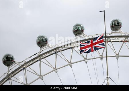 Londres, Royaume-Uni. 09th septembre 2022. Un drapeau de l'Union au-dessus du musée de la Cavalerie de la maison est à mi-mât, avec le London Eye derrière. Londres est très sombre, avec le drapeau de l'Union au-dessus de Buckingham Palace en Berne, après l'annonce de la mort de la reine Elizabeth II hier, tout en restant au château de Balmoral en Ecosse. Crédit : Paul Marriott/Alay Live News Banque D'Images