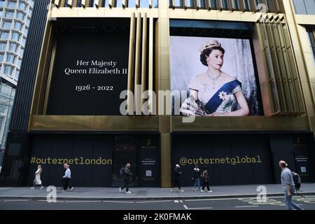 Londres, Royaume-Uni. 09th septembre 2022. Londres est très sombre, avec de nombreux panneaux publicitaires portant des photos de la reine Elizabeth II, qui est décédée hier, tout en restant au château de Balmoral en Écosse. Crédit : Paul Marriott/Alay Live News Banque D'Images