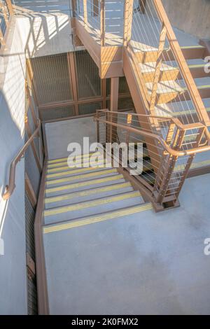 La Jolla, Californie - vue à grand angle sur un escalier avec bandes antidérapantes sur chaque marche. Escalier à plusieurs niveaux avec mains courantes en métal et rambarde de câble Banque D'Images