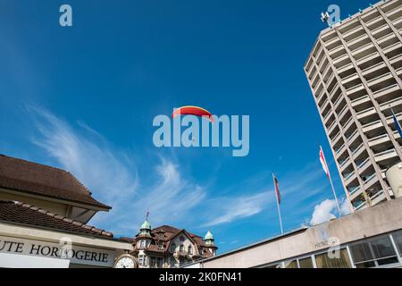 Vol en parapente en tandem au-dessus des Alpes suisses à Interlaken, en Suisse. Banque D'Images