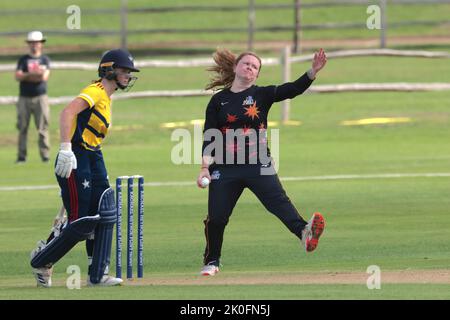 Beckenham, Royaume-Uni. 11 septembre 2022. Londres, Royaume-Uni. Bowling Central Sparks Liz Russell tandis que les étoiles du Sud-est prennent les Sparks du Centre dans le match du Trophée Rachael Heyoe-Flint au terrain du comté, Beckenham. Credit: David Rowe/Alay Live News Banque D'Images