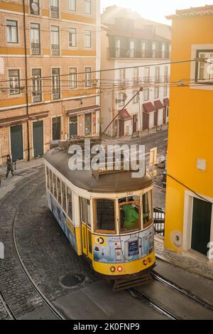 Vieux tramway dans la rue pavée de Lisbonne, Portugal Banque D'Images