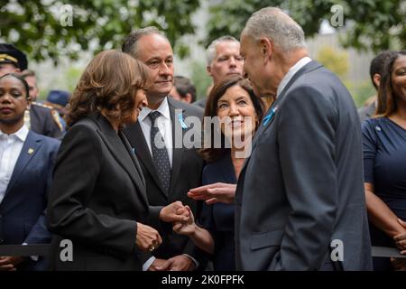 De gauche à droite : Le vice-président des États-Unis, Kamala Harris, le deuxième monsieur Doug Emhoff, la gouverneure Kathy Hochul (démocrate de New York) et le chef de la majorité au Sénat américain, Chuck Schumer (démocrate de New York), prennent la parole dimanche, 11 septembre 2022 lors d'une cérémonie de commémoration au Monument commémoratif du 11 septembre national à New York, à New York. Crédit : Bonnie Cash/Pool via CNP/MediaPunch Banque D'Images