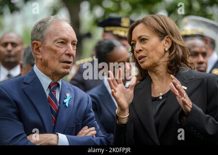 Le vice-président des États-Unis, Kamala Harris, et l'ancien maire, Michael Bloomberg (indépendant de New York, New York), prennent la parole au cours d'une cérémonie de commémoration au Monument commémoratif national des 11 septembre à New York, New York, dimanche, 11 septembre 2022. Crédit : Bonnie Cash/Pool via CNP/MediaPunch Banque D'Images