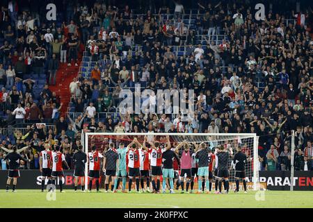 ROTTERDAM (Neth.) - Les joueurs de Feyenoord applaudissent aux supporters après le match hollandais entre Feyenoord et Sparta Rotterdam au stade Feyenoord de Kuip sur 11 septembre 2022 à Rotterdam, pays-Bas.ANP PIETER STAM DE JONGE Banque D'Images