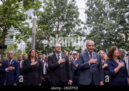 De gauche à droite : l'ancien maire Michael Bloomberg (indépendant de New York, New York), le vice-président des États-Unis Kamala Harris, le deuxième monsieur Doug Emhoff, le chef de la majorité au Sénat des États-Unis Chuck Schumer (démocrate de New York) et le gouverneur Kathy Hochul (démocrate de New York) au Ground Zero à New York, New York, dimanche, 11 septembre 2022. Crédit : Bonnie Cash/Pool via CNP/MediaPunch Banque D'Images