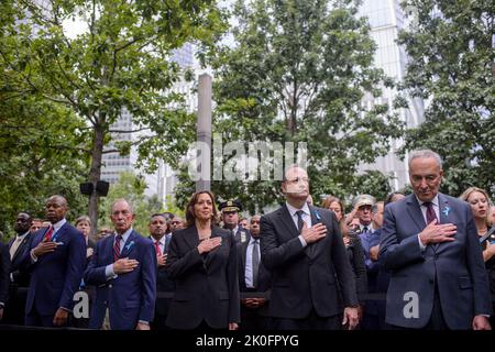 De gauche à droite : le maire Eric Adams (démocrate de New York, New York), l'ancien maire Michael Bloomberg (indépendant de New York, New York), le vice-président des États-Unis Kamala Harris, le deuxième monsieur Doug Emhoff et le chef de la majorité au Sénat des États-Unis Chuck Schumer (démocrate de New York) Au Ground Zero à New York, New York, dimanche, 11 septembre 2022. Crédit : Bonnie Cash/Pool via CNP/MediaPunch Banque D'Images