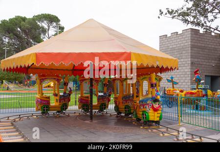 Videz le carrousel (le joyeux va faire le tour) sans les enfants. Banque D'Images