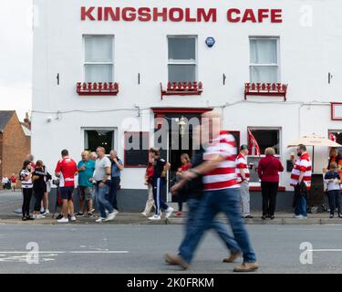 Les fans de rugby de Gloucester se rassemblent devant le Kingsholm Cafe avant le match de rugby Gallagher en première place Gloucester Rugby vs Wasps au stade Kingsholm, Gloucester, Royaume-Uni, 11th septembre 2022 (photo de Nick Browning/News Images) Banque D'Images