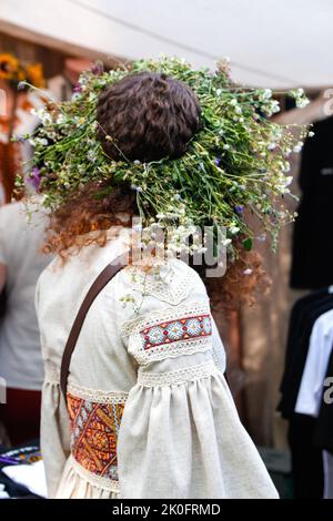 Redessinés belle fille dans une couronne de fleurs et broderie ukrainienne. Portrait de jeune belle femme portant une couronne de fleurs sauvages. Jeune slaves Banque D'Images