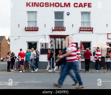 Gloucester, Royaume-Uni. 11th septembre 2022. Les fans de rugby de Gloucester se rassemblent devant le Kingsholm Cafe avant le match Gallagher Premiership Gloucester Rugby vs Wasps au Kingsholm Stadium, Gloucester, Royaume-Uni, 11th septembre 2022 (photo de Nick Browning/News Images) à Gloucester, Royaume-Uni, le 9/11/2022. (Photo de Nick Browning/News Images/Sipa USA) crédit: SIPA USA/Alay Live News Banque D'Images