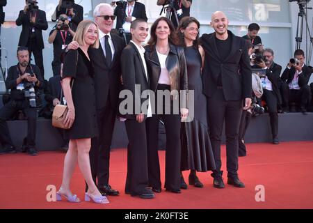 Venise, Italie. 10th septembre 2022. VENISE, ITALIE - SEPTEMBRE 10 : (3rd R) Laura Poitras, directrice du film All the Beauty and the Bloodshedassiste à la cérémonie de clôture du tapis rouge au 79th Festival international du film de Venise de sur 10 septembre 2022, à Venise, en Italie. Credit: dpa/Alay Live News Banque D'Images