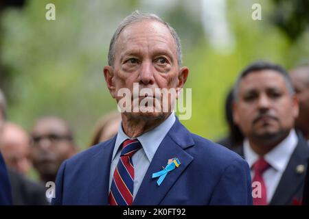 L'ancien maire Michael Bloomberg (indépendant de New York, New York) se penche sur une cérémonie de commémoration au National 11 septembre Memorial de New York, New York, dimanche, 11 septembre 2022. Crédit : Bonnie Cash/Pool via CNP Banque D'Images