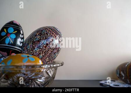 Oeufs de pâques décorés de couleur ou peints conservés sur un bol sur fond blanc, espace de copie pour le texte Banque D'Images