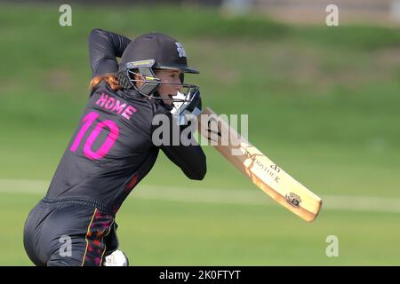 Beckenham, Royaume-Uni. 11 septembre 2022. Londres, Royaume-Uni. Milly Home batting alors que les étoiles du Sud-est prennent les Central Sparks dans le match du Trophée Rachael Heyoe-Flint au terrain du comté, Beckenham. Credit: David Rowe/Alay Live News Banque D'Images