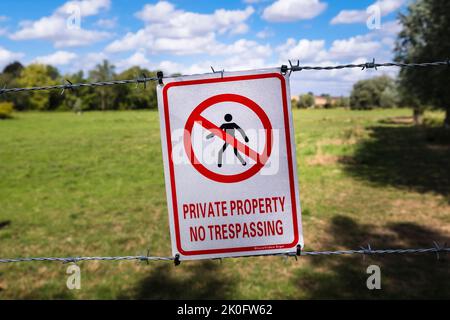 Signe « propriété privée pas d'intrusion » sur une limite de champ. Suffolk, Royaume-Uni. Banque D'Images