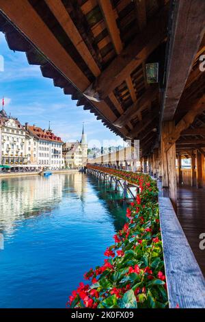 Pont en bois datant de 14th ans le plus ancien d'Europe - Pont de la Chapelle (Kapellbrücke), Lucerne, Suisse Banque D'Images