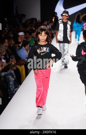 8 septembre 2022 - New York City - enfants modèle marche piste portant Nike pour Rookie USA - The City of Dreams Fashion show, pendant la New York Fashion week printemps été 2023. (Image de crédit : © Shawn Punch/AdMedia via ZUMA Press Wire) Banque D'Images