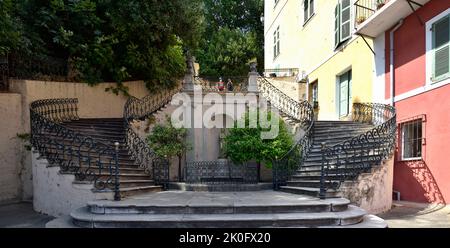 BASTIA, CORSE, FRANCE; 17 août 2020: Touristes au sommet d'un bel escalier ancien dans le centre de Bastia en Corse en face d'un bâtiment coloré, Banque D'Images