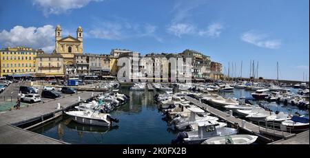 BASTIA, CORSE, FRANCE ; 17 août 2020 : le port de plaisance principal et l'église Saint-Jean-Baptiste à Bastia, Corse, France Banque D'Images