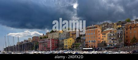 BASTIA, CORSE, FRANCE; 17 août 2020: Les nuages orageux au-dessus du port de Bastia, Corse, France Banque D'Images