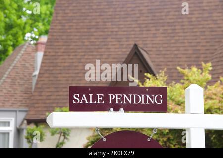 Close up en vente dans l'attente de signer pour la maison. Les acheteurs d'une première maison en Californie ont un temps plus difficile que de bien donner les premiers acheteurs je Banque D'Images