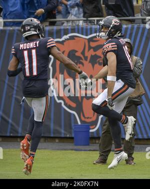 Chicago, États-Unis. 11th septembre 2022. Chicago Bears Darnell Mooney (11 ans) fête avec Dante Pettis (18 ans) après son troisième quart de touchdown contre le San Francisco 49ers au Soldier Field à Chicago dimanche, 11 septembre 2022. Les ours ont gagné 19-10. Photo par Mark Black/UPI crédit: UPI/Alay Live News Banque D'Images