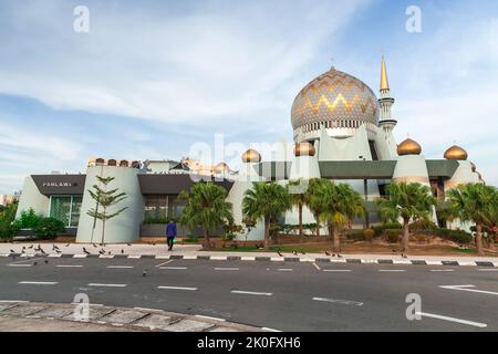 Kota Kinabalu; Malaisie - 17 mars; 2019: Un garçon se rend à la mosquée d'État de Sabah ou à Masjid Negeri Sabah Banque D'Images