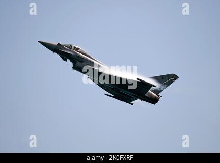 Un Eurofighter ALA 11 se produit dans les airs lors du salon international Torre del Mar Airshow de 2022 à la plage. Des membres de différentes patrouilles exécutent des expositions et des acrobaties pendant le festival, ce qui attire chaque année des milliers de personnes à la ville de Torre del Mar. Banque D'Images