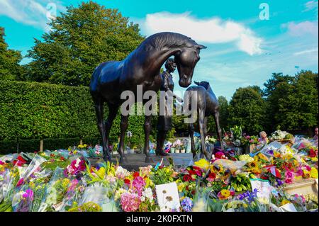 Newmarket, Suffolk, Angleterre 11 septembre 2022. Statue du Queens célébrant l'anniversaire de 90 ans dans le Suffolk de Newmarket, des fleurs ornent la statue de façon sobre. Banque D'Images