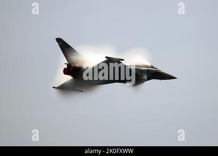 Un Eurofighter ALA 11 se produit dans les airs lors du salon international Torre del Mar Airshow de 2022 à la plage. Des membres de différentes patrouilles exécutent des expositions et des acrobaties pendant le festival, ce qui attire chaque année des milliers de personnes à la ville de Torre del Mar. Banque D'Images