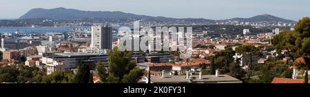 Une vue panoramique sur la ville de Toulon depuis une colline appelée le Mont Faron . Banque D'Images