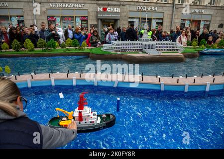 Moscou, Russie. 11th septembre 2022. Une réplique du bâtiment de la station du fleuve Nord est installée devant la librairie de Moscou sur la rue Tverskaya dans le cadre de la célébration de la Journée de la ville, en Russie. Nikolay Vinokurov/Alay Live News Banque D'Images