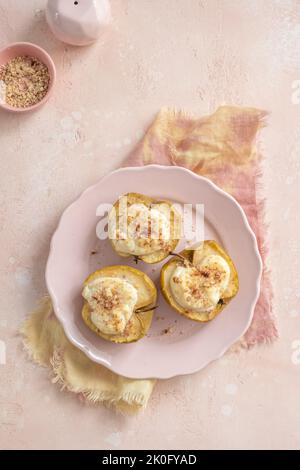 poires grillées cuites au fromage ricotta et aux noix. garniture au miel Banque D'Images