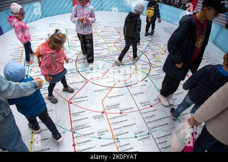 Moscou, Russie. 11th septembre 2022. Les enfants envisagent le projet du métro de Moscou lors des célébrations marquant le 875th anniversaire de la ville de Moscou dans la rue Tverskaya, en Russie. Nikolay Vinokurov/Alay Live News Banque D'Images