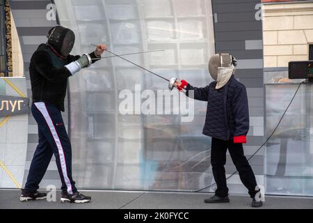 Moscou, Russie. 11th septembre 2022. Un athlète présente une classe de maître d'escrime à un enfant sur la rue Tverskaya le jour de la ville à Moscou, en Russie Banque D'Images