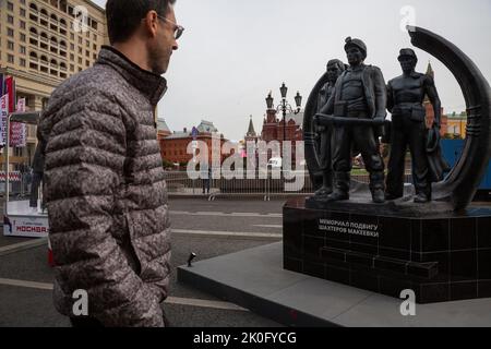 Moscou, Russie. 11th septembre 2022. Un homme se tient devant une réplique du Mémorial de l'exploit des mineurs de Makeyevka sur la rue Mokhovaya lors des célébrations marquant le 875th anniversaire de la ville de Moscou, en Russie. Nikolay Vinokurov/Alay Live News Banque D'Images