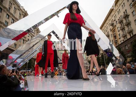 Moscou, Russie. 11th septembre 2022. Des modèles montrent la collection 'Moscow 777' de la marque de designer DNK Russie par Olga Kovalenko sur un podium lors des célébrations marquant l'anniversaire de Moscou en 875th dans la rue Tverskaya, en Russie. Nikolay Vinokurov/Alay Live News Banque D'Images