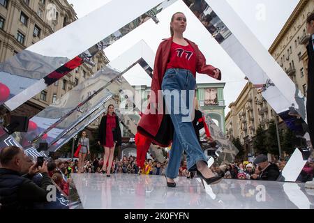 Moscou, Russie. 11th septembre 2022. Des modèles montrent la collection 'Moscow 777' de la marque de designer DNK Russie par Olga Kovalenko sur un podium lors des célébrations marquant l'anniversaire de Moscou en 875th dans la rue Tverskaya, en Russie. Nikolay Vinokurov/Alay Live News Banque D'Images